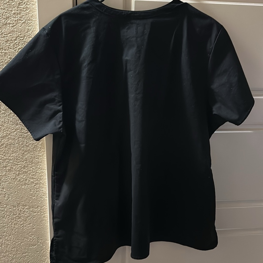Wonder Flex Scrub Top! - Picture 2 of 5